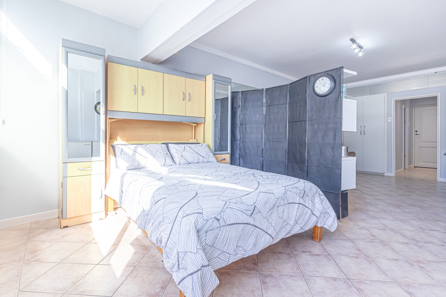 1 Bedroom Property for Sale in Sea Point Western Cape